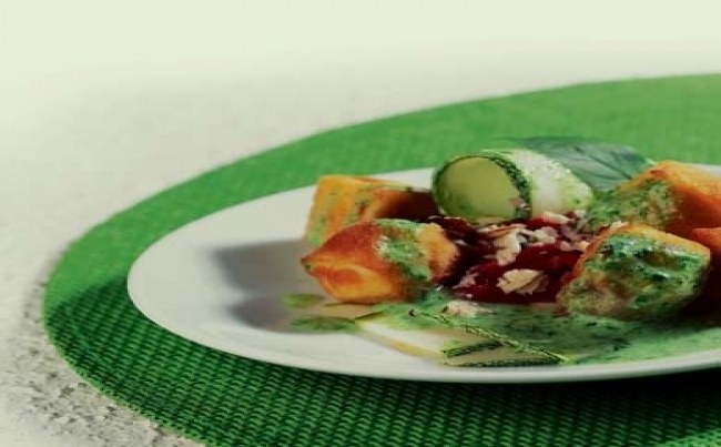 Queso crocante con verduras al pesto